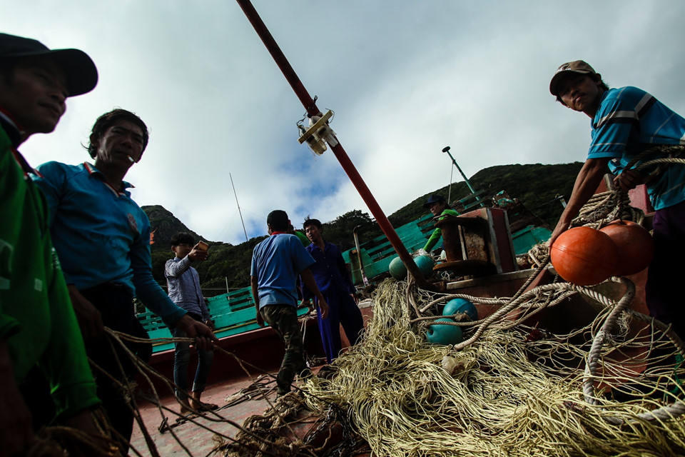 12 tàu cá ở Côn Đảo bị bão số 16 đánh chìm và hư hỏng